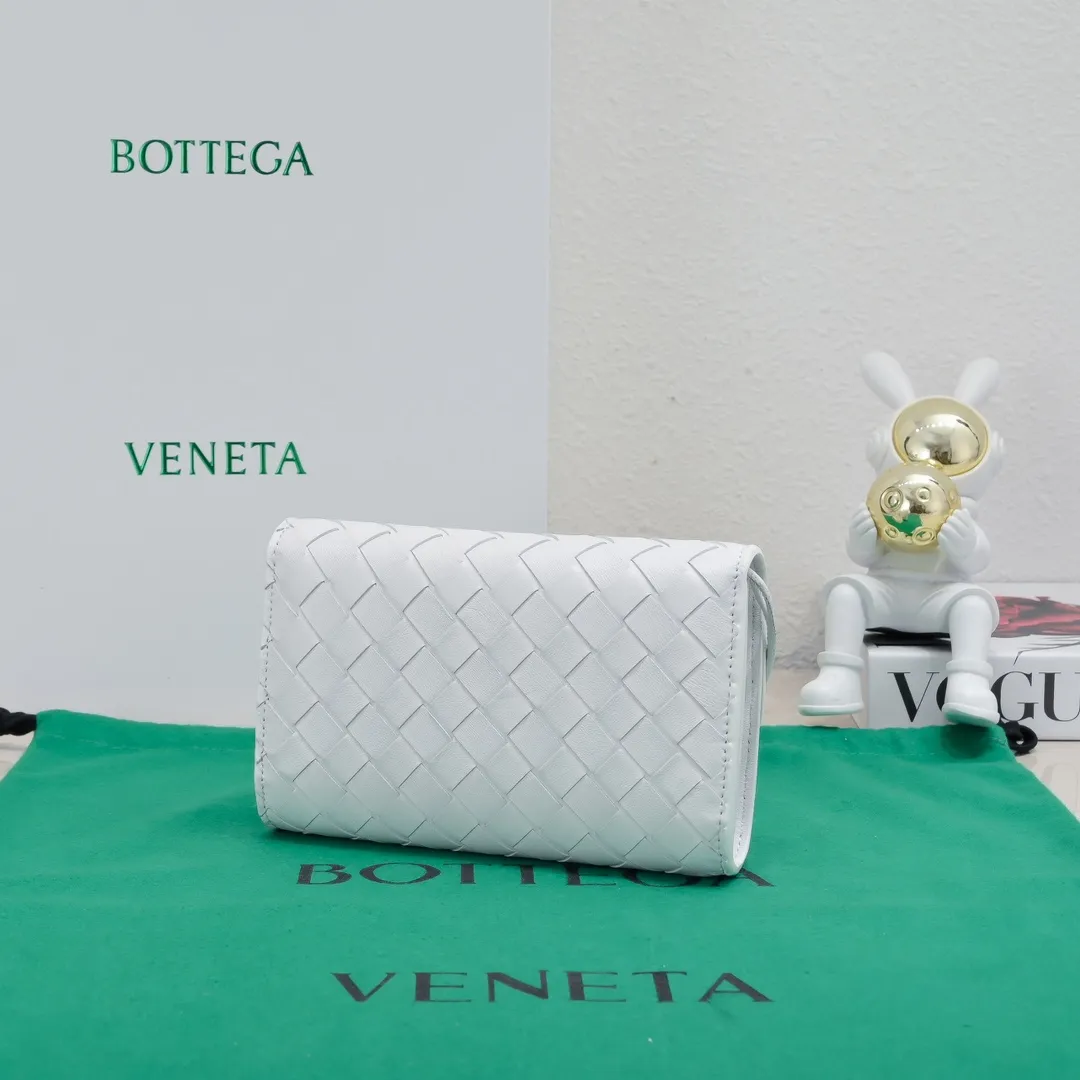 Batch 1160 BV Andiamo clutch wallet is super high-end🤎🤎How come the long clutch bag is so exquisite~ The braided style bag surface paired with all-copper hardware is really warm and high-end. The bag body is super light and can be grabbed easily! It can store a lot of small items and large mobile phones ~ very practical for daily use. Style number: 1504 Size: 19*11.5*3